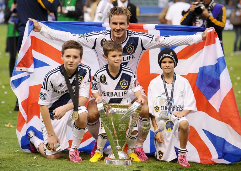 David Beckham mängis oma jalgpallikarjääri jooksul aastaid ka Los Angelese meeskonnas. Siin on Becham koos oma poegadega (vasakult paremale) Brooklyn, Cruz ja Romeo 2012. aastal MLS Cup finaalis, kus Davidi meeskond võitis. Brooklyn on pildil 13-aastane.