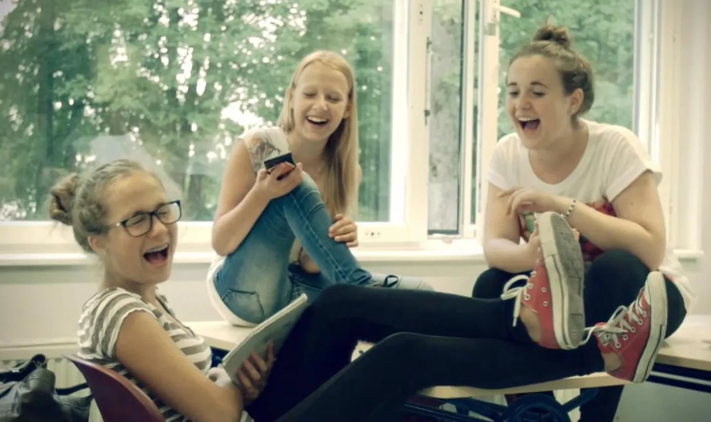 Kaader Helen Adamsoni kiusamisvastasest muusikavideost «Sing It»