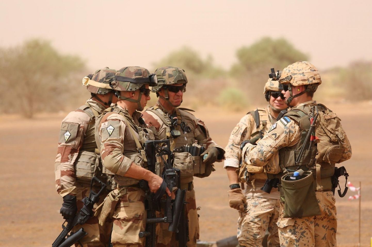 Paar tundi enne Gao rünnakut Prantsuse kaitsejõudude sotsiaalmeediakanalitesse postitatud foto nende ja Eesti sõduritest Malis. 
