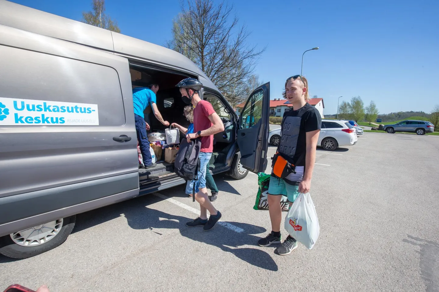 Seekordne Viljandi tiir ei olnud Uuskasutuskeskuse bussile nii kaubarohke kui vaasemad, kuid sellegipoolest täitus kaubiku pakiruum kiirest ja enamasti riidekraamiga.