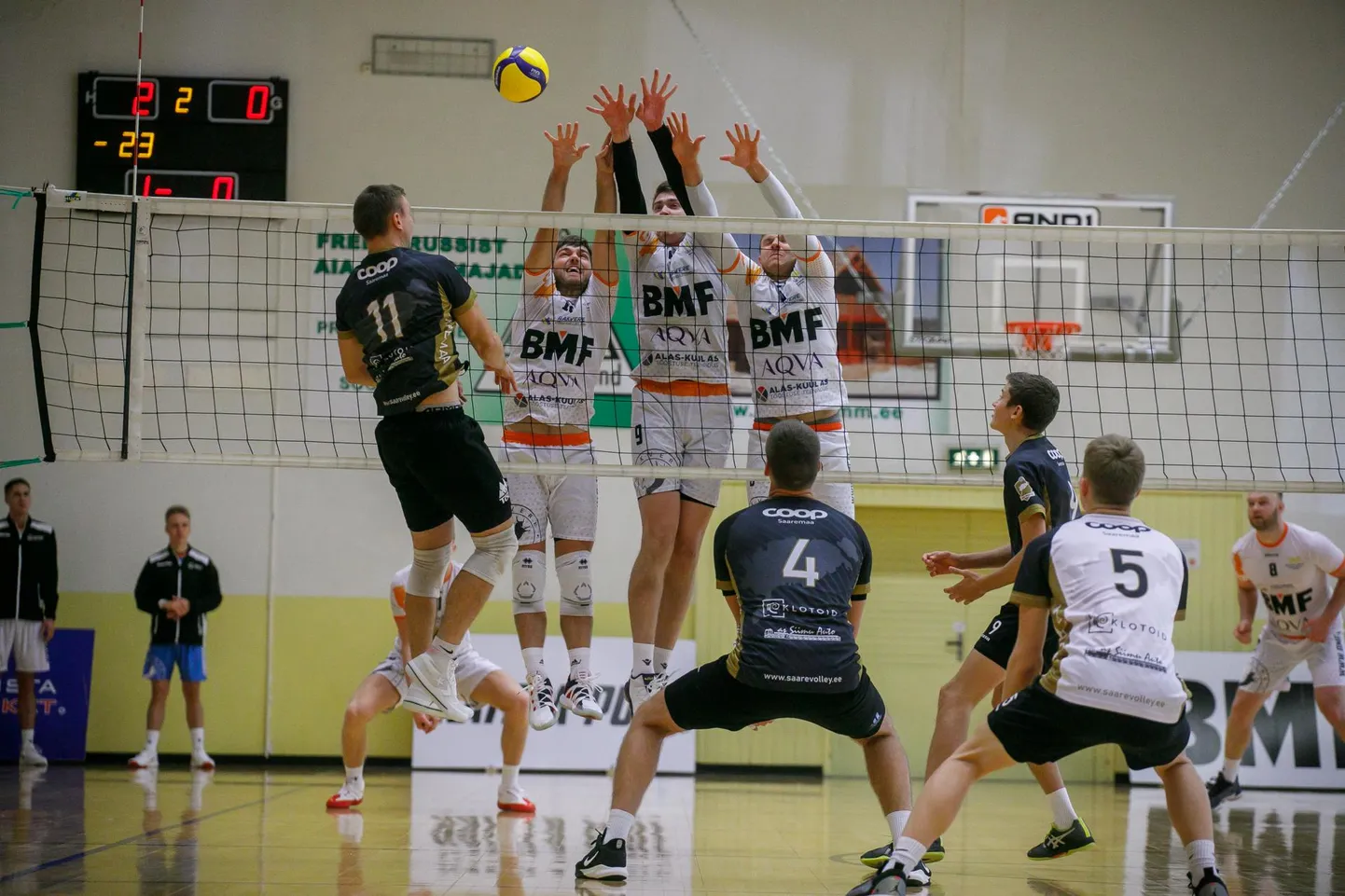 Kullamõtetega esiliiga tiitlivõistluste uuele hooajale vastu astunud BMF/Rakvere Võrkpalliklubi pallurid (valges vormis) astusid Saaremaa alistamisega esimese väikese sammu ihaldatud eesmärgi suunas.