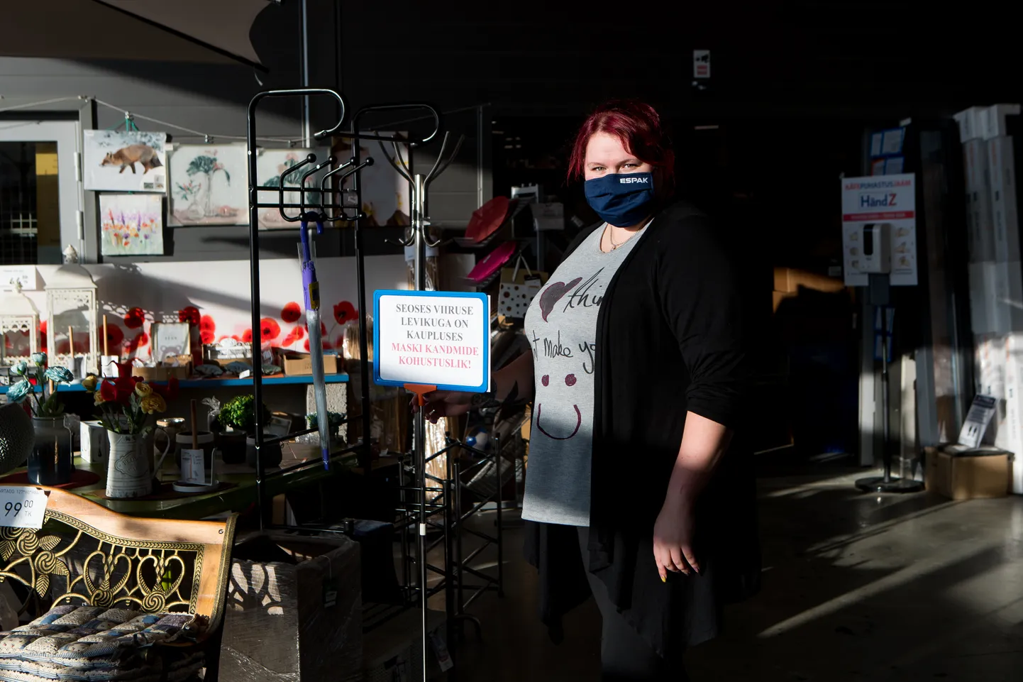 PALUN KANNA MASKI! Espaki ehituspoe kassapidaja Liina ütles, et nende poodi tuleb tihtilugu maskita inimesi, kes ei ole põhimõtteliselt nõus isegi veerandtunniks nägu katma.