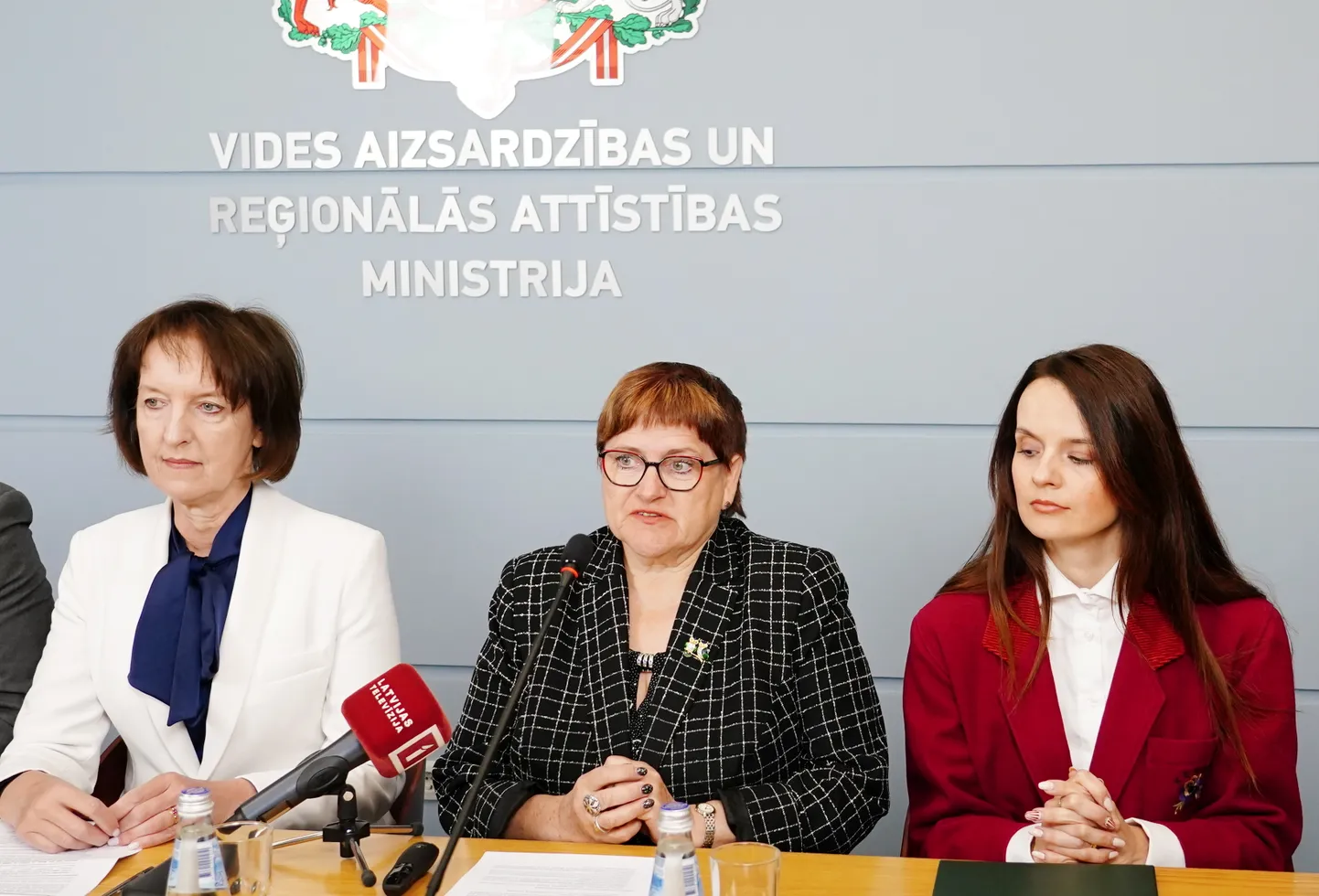 Vides aizsardzības un reģionālās attīstības ministre Inga Bērziņa (no kreisās), Vides aizsardzības un reģionālās attīstības ministrijas valsts sekretāra vietnieka vides aizsardzības jautājumos pienākuma izpildītāja Vides aizsardzības departamenta direktore Rudīte Vesere un Valsts vides dienesta ģenerāldirektora vietniece stratēģiskās attīstības un kontroles jautājumos Laura Anteina piedalās preses konferencē, kurā informē par azbesta atkritumu aktuālo situāciju, tā negatīvo ietekmi uz cilvēka veselību un vidi.