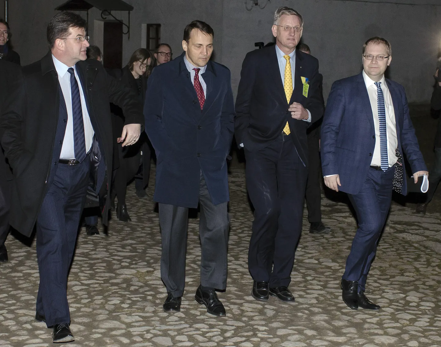 Slovakkia välisminister Miroslav Lajcak, Poola välisminister Radoslaw Sikorski, Rootsi välisminister Carl Bildt ja Eesti välisminister Urmas Paet neljapäeva õhtul Narvas Hermanni linnusega tutvumas.