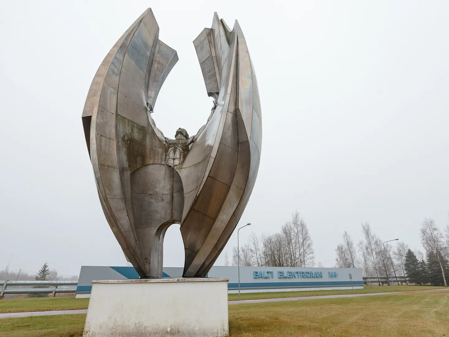 Monument "Energia" asub Narva linnast eemal praeguseks ilma tööta seisva Balti soojuselektrijaama ees.