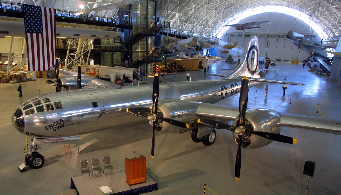 Lidmašīna “Enola Gay”, kas nometa atombumbu uz Hirosimu,
Japāna, tiek demonstrēta medijiem Smitsona muzeja Gaisa un kosmosa muzeja pielikumā, 2003. gada 18. augustā. “Enola Gay” spārnu platums bija 43 metri un bruto svars 62 370 kilogrami, un tā bija pārāk liela un smaga, lai to izvietotu muzeja galvenajā ēkā National Mall.