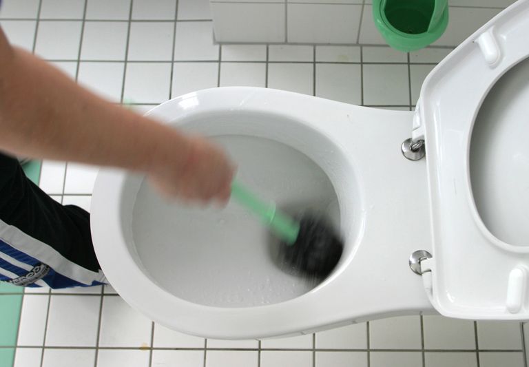 WC-poti puhastamine pärast kasutamist. Pilt on illustreeriv