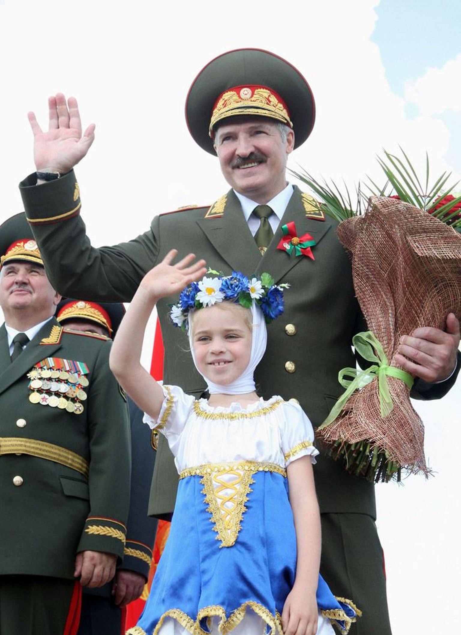 President Lukašenka koos rahvariides tüdrukukesega Valgevene vabastamise 65. aastapäeva tähistamisel: nõukogulikus stiilis suurejooneline sõjaväeparaad ja riigijuhtide sütitavad sõnavõtud. Minsk, 3. juuli, 2009.