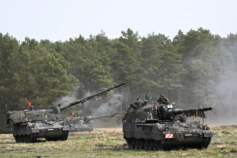 Panzerhaubitze 2000 liikursuurtükid, mida Saksamaa ning Holland Ukrainale saadavad. Ukraina sõdurite väljaõpe nende kasutamiseks viiakse läbi Saksamaal.