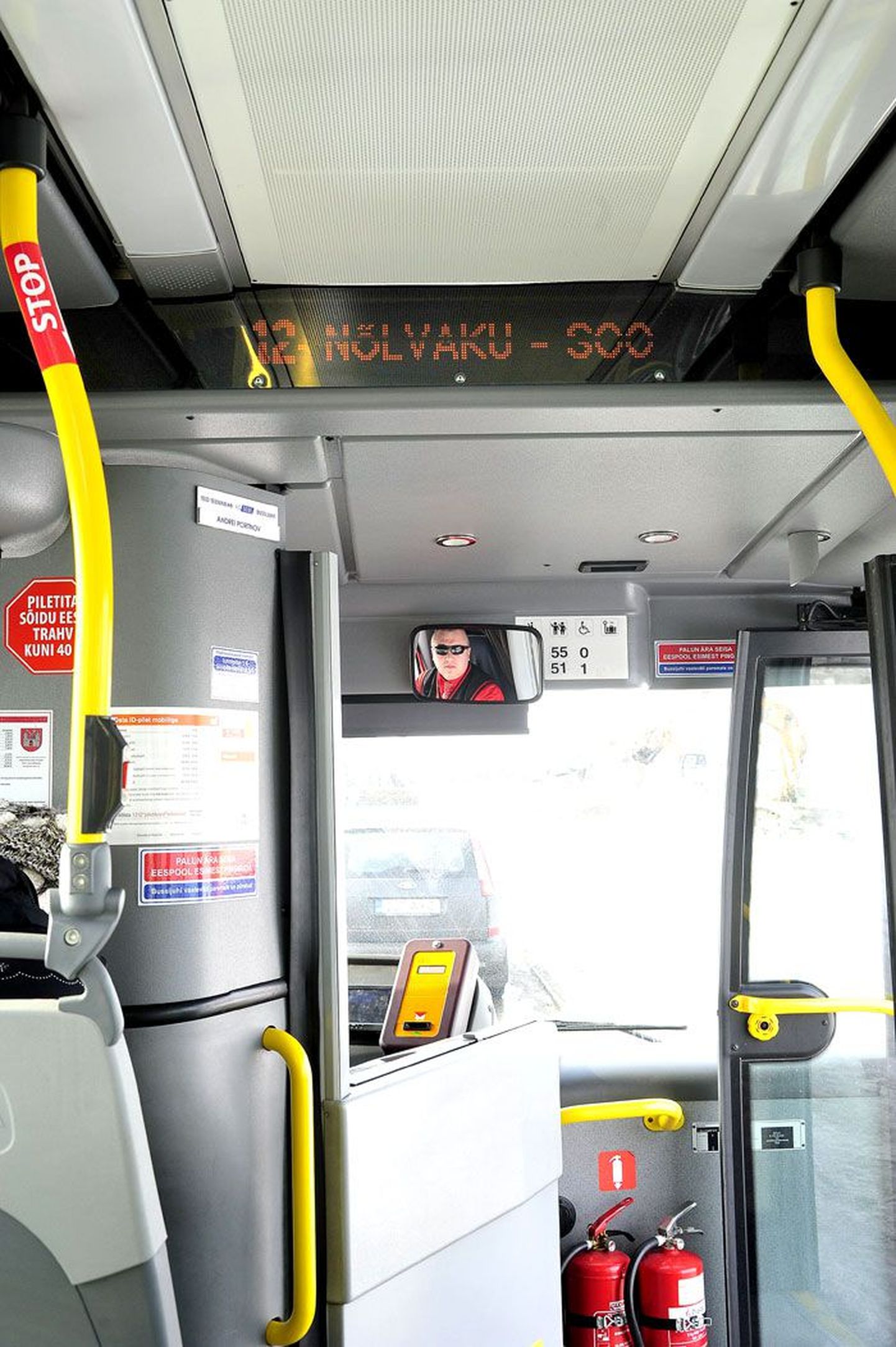 Bussi salongi laes on valgustabloo, mis näitab liini numbrit ja nime, peatusenimesid ja kellaaega ning manitseb sõitjaid kasutama stoppnuppu (vasakul) bussi peatamiseks peatuses.