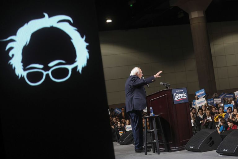 Senaator Bernie Sanders kõnelemas oma toetajatele Los Angeleses Californias.