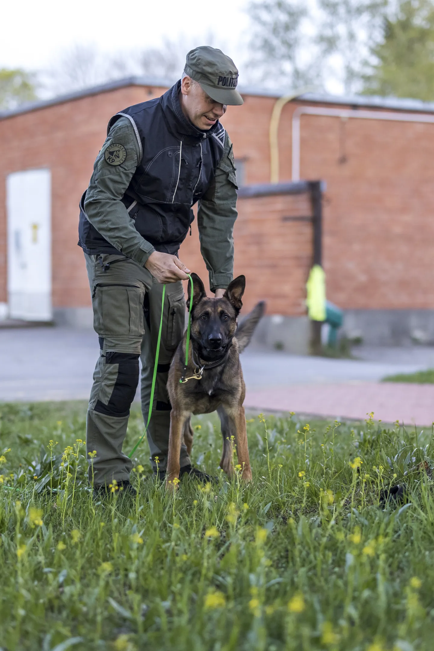 Teenistuskoer Jack koos koerajuht Tarmo Nukkaga.