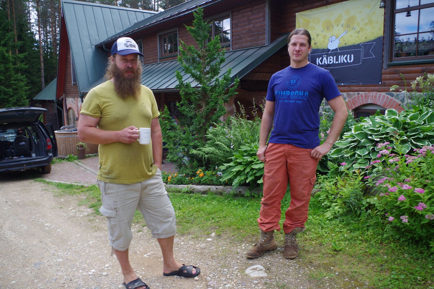 Õllemeistrid Janar Karakatš (vasakul) ja Marko Muruma loodavad Käbliku talus korraldatava õlle- ja rokifestivaliga elavdada õlleturismi ja -kultuuri.