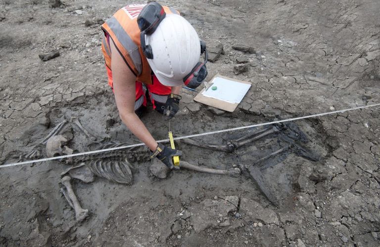 Briti arheoloogid leidsid 15. sajandi lõpul või 16. sajandi alguses surnud mehe, kellel olid jalas tugevast nahast saapad