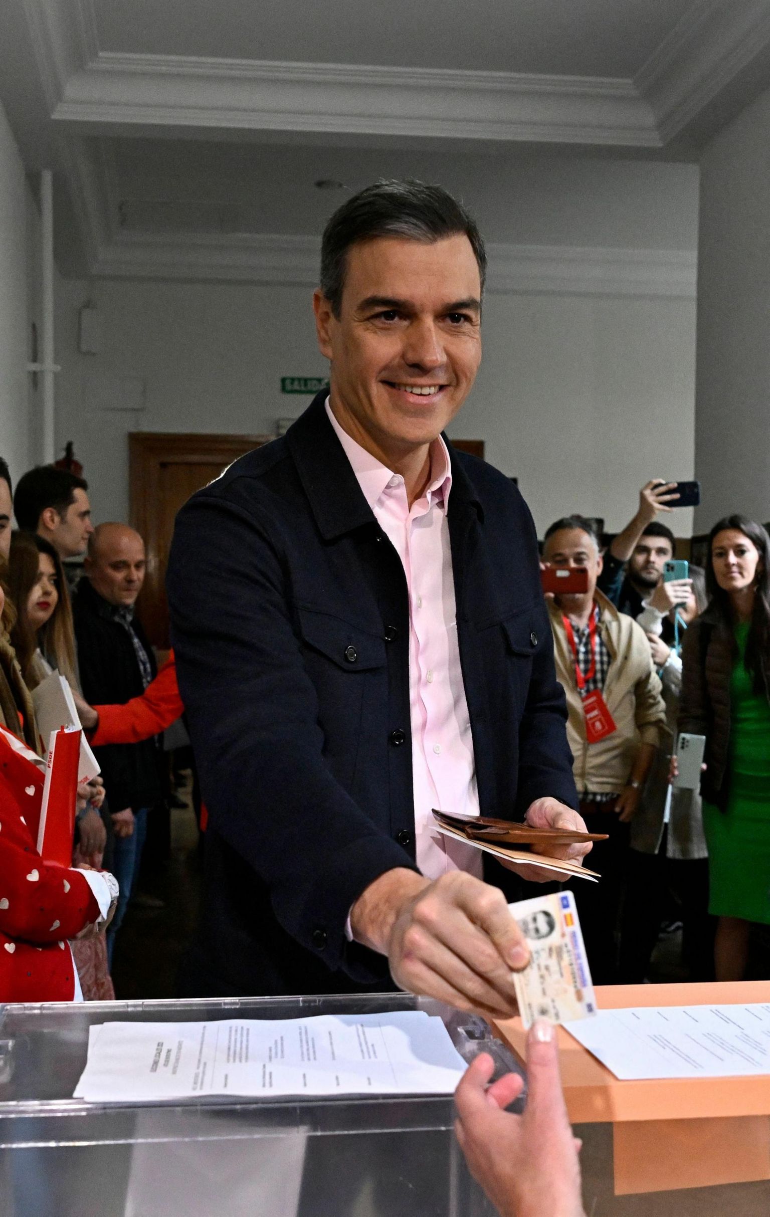 Pärast sotside hävingut nädalavahetusel peetud piirkondlikel valimistel kuulutas Pedro Sánchez juuliks välja erakorralised valimised.