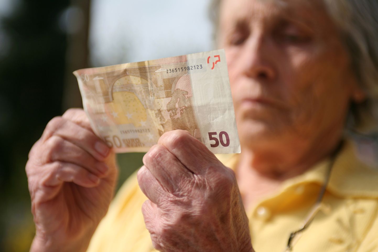 Nii mõndagi välismaal elavat Eesti pensionäri pahandab, et tal tuleb pensioni saamiseks kord aastas oma elusolekut tõendada.