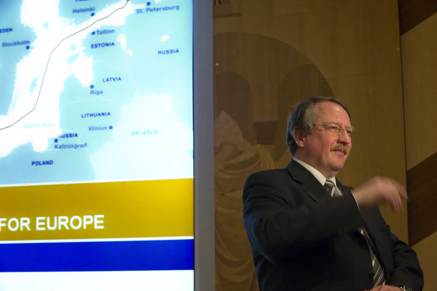 Nord Streami esindaja Dirk van Ameln rootslastele gaasitoru kava tutvustamas.