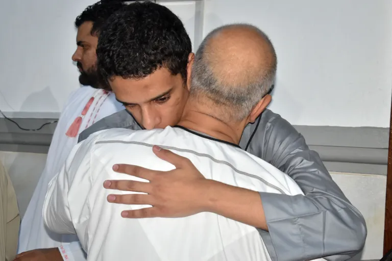 Hukkunud piloodi, 29-aastase Yared Tessema Getachew noorem vend ja sugulane üksteist lohutamas