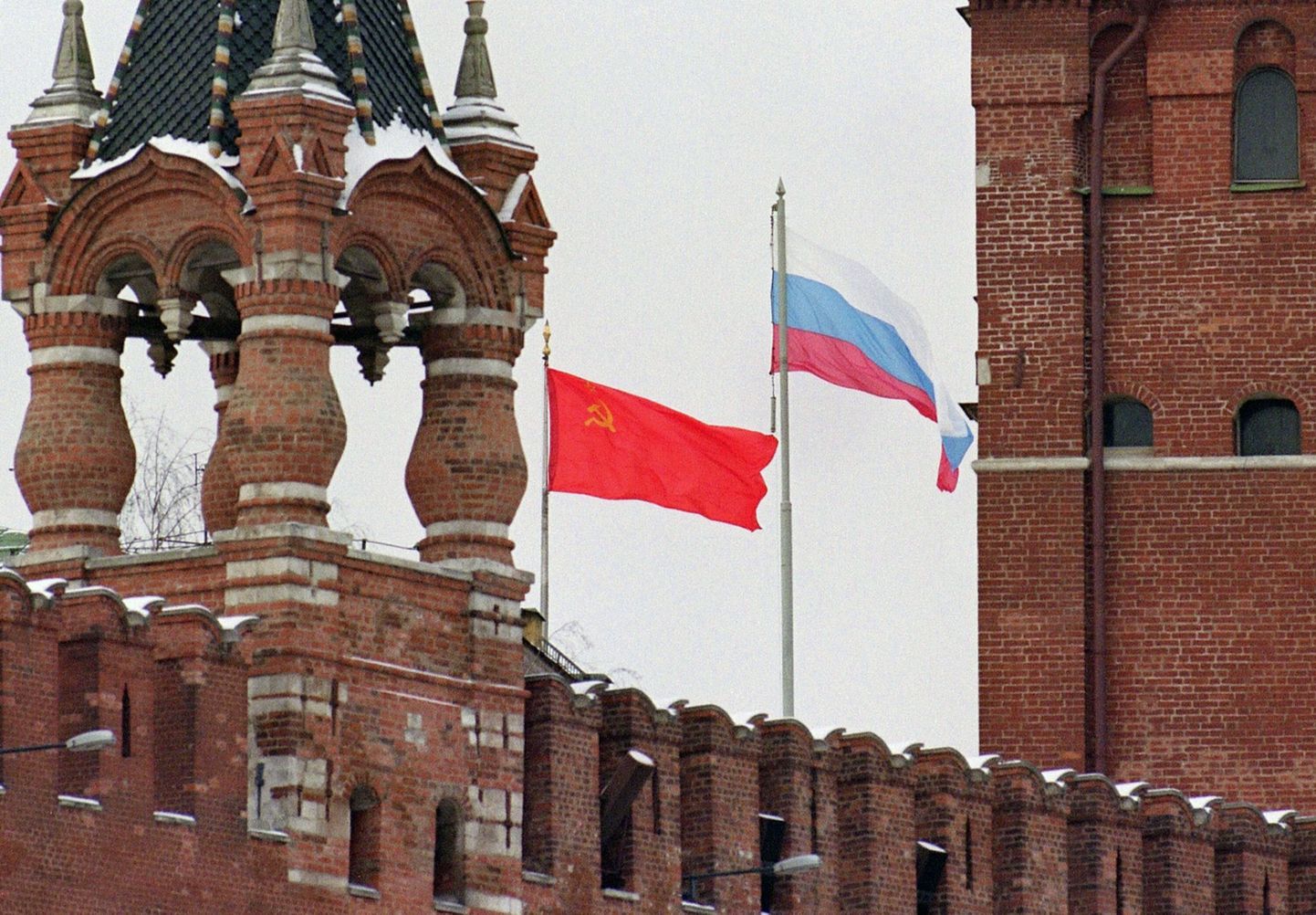 Venemaa ja NSVLi lipud Moskvas.