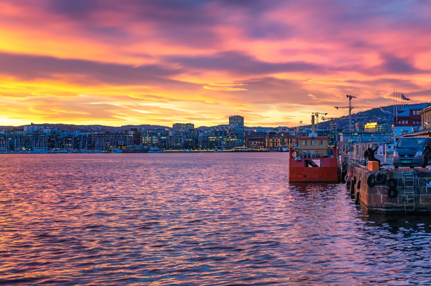 Päikeseloojang Oslos. Havila kliendid peavad tulevikus elektriautod maale jätma.