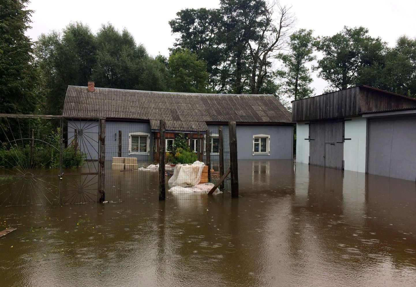 Üleujutatud maja Lätis.