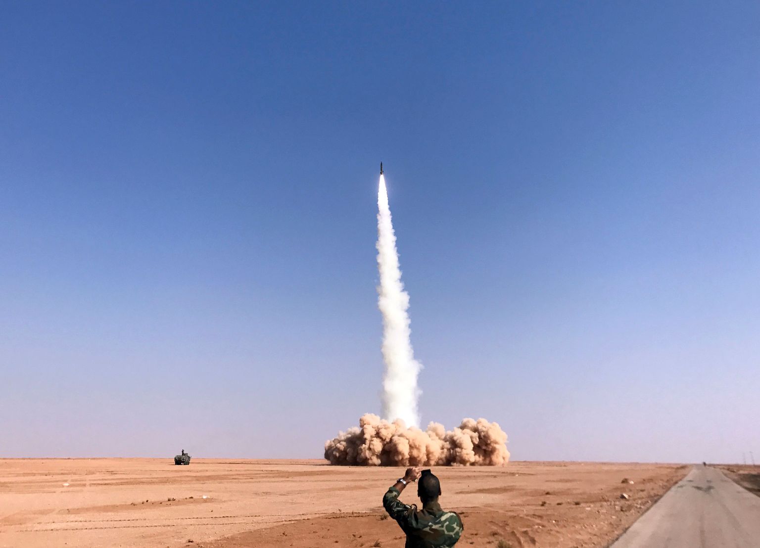 Süüria valitsusväed lasevad välja raketi Albu Kamali lähedal.