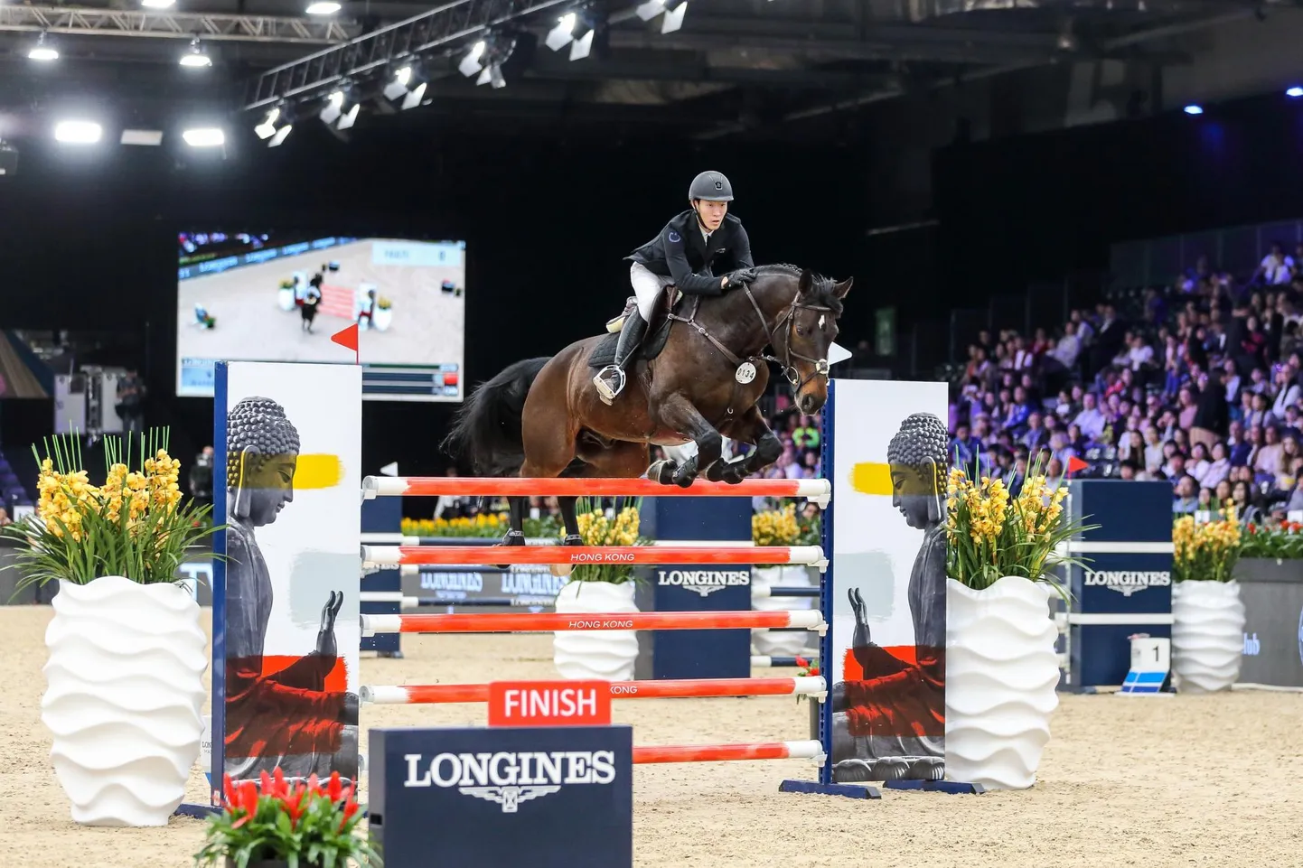 Eesti sporthobuse Caesari hüpped Hongkongis rahvusvahelisel CSI 5* võistlusel. Sadulas oli 17aastane hiinlane You Zhang.