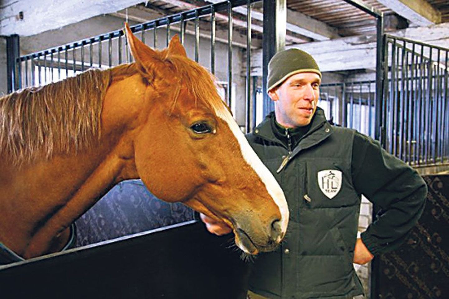 Hobusekasvataja Marek Lootus koos oma hoolealusega. Pilt pärineb varasemast ajast.