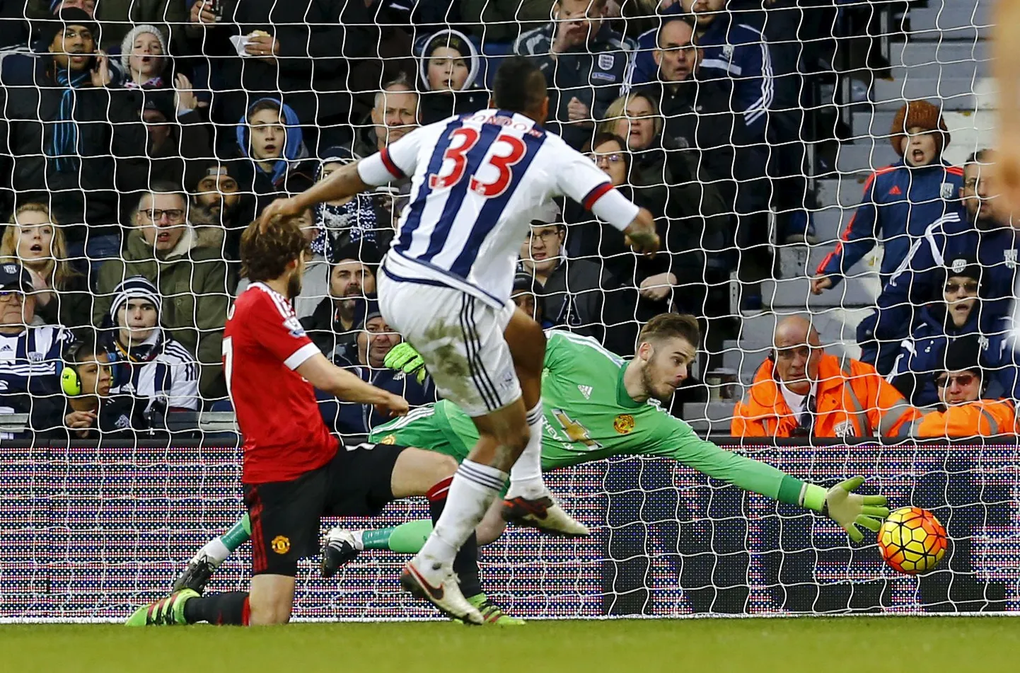 Salomon Rondon (nr 33) saadab palli David de Gea poolt valvatud väravasse.