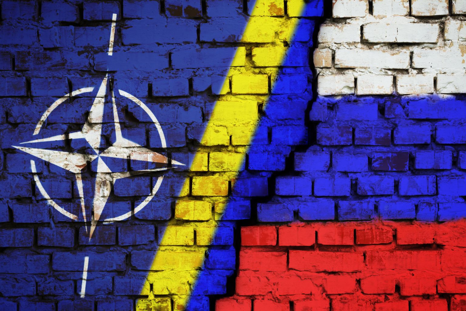 Граффити с флагами НАТО, Украины и России. Фото иллюстративное.