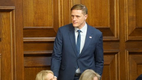 Dombrava pirmajā darba dienā uzdod saziņā izmantot valsts valodu