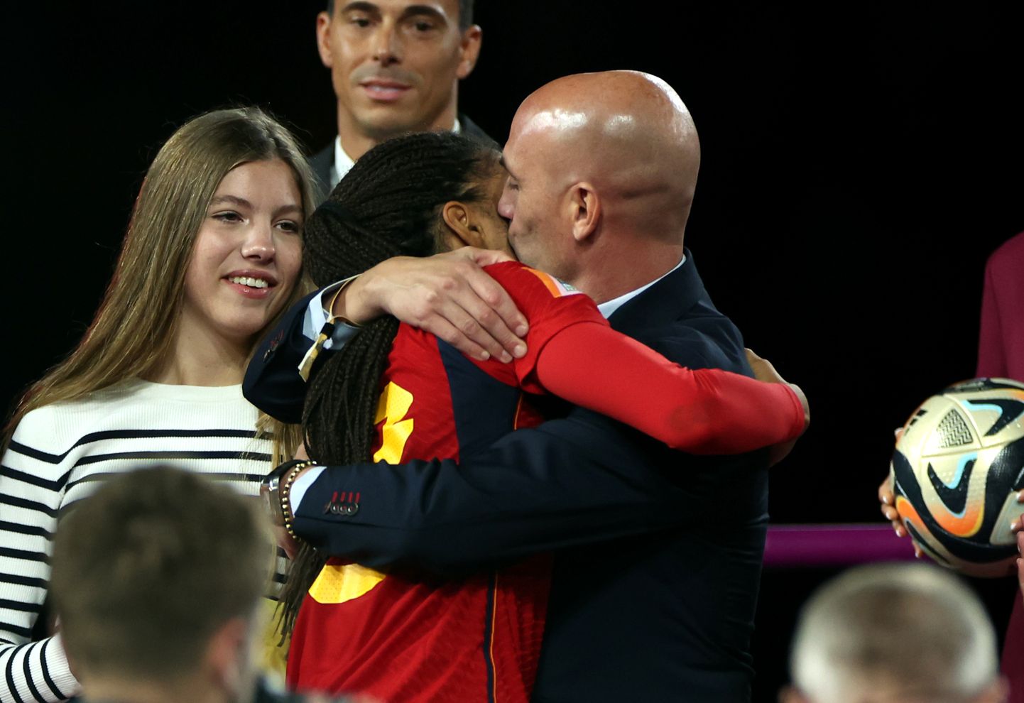 За несанкционированный поцелуй президент Испанской федерации футбола Луис Рубиалес был вынужден подать в отставку.