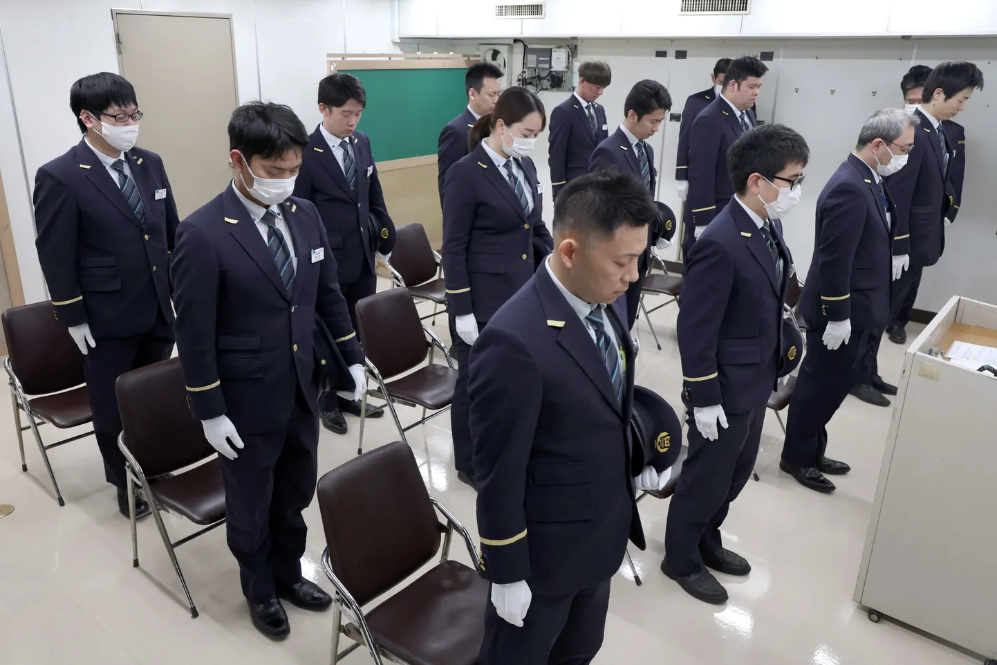 Tokyo metroo töötajad pidasid neljapäeval, mil möödub 30 aastat sariinirünnakust, leinaseisaku Kasumigaseki jaamas.