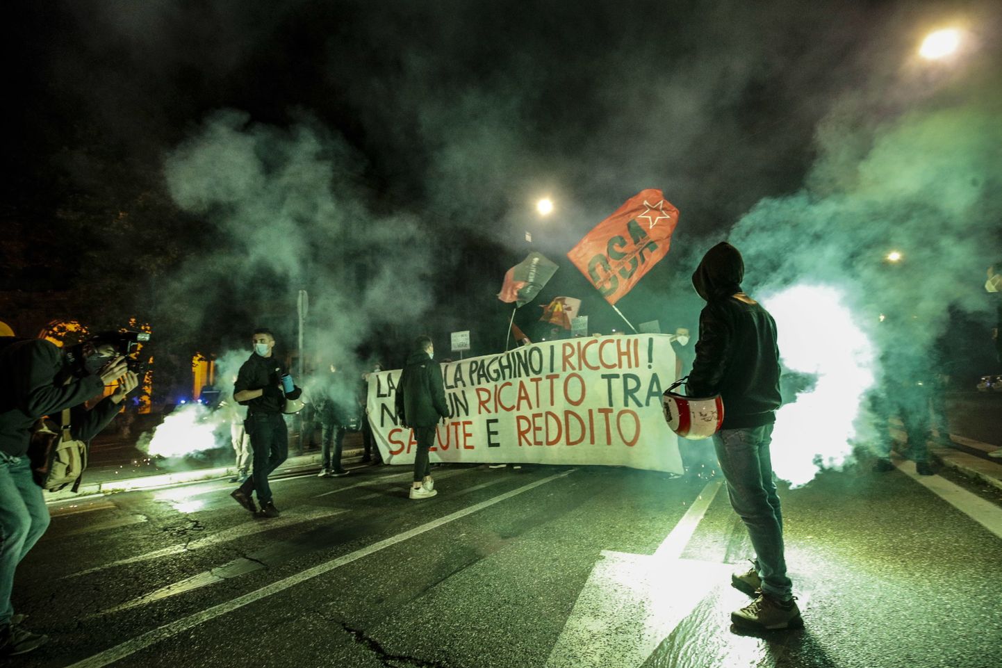 Itaalia valitsuse otsus kehtestada koroonaviiruse teise laine tõttu ulatuslikud piirangud põhjustas riigis laialdast vastuseisu. Protestijad Roomas 7. novembril 2020.