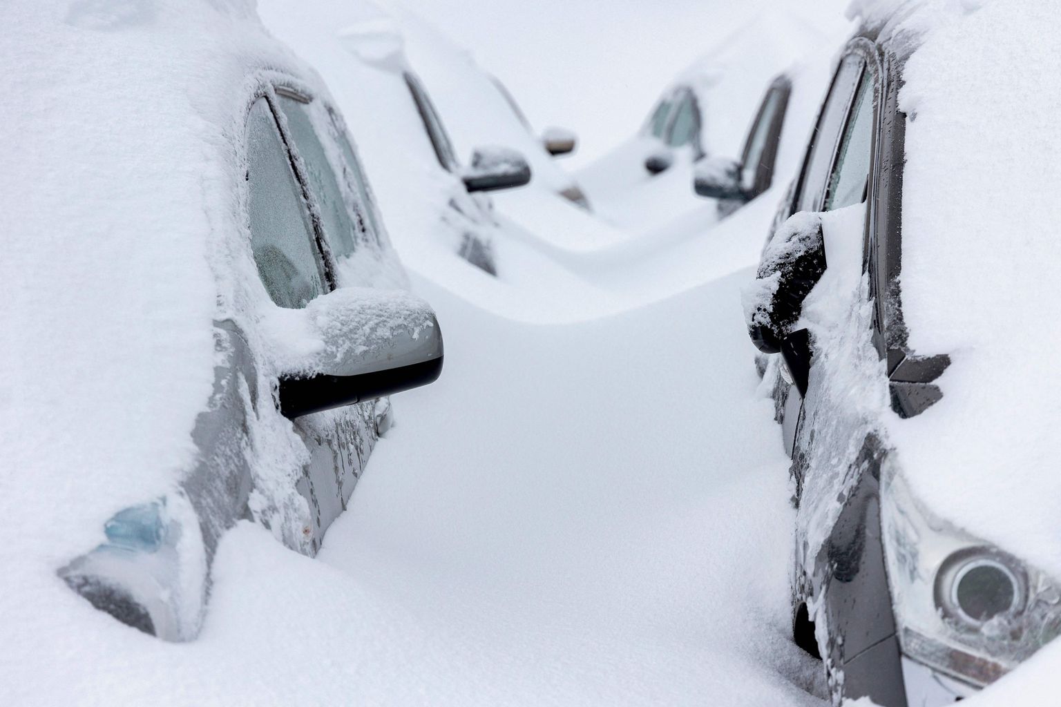 Sõiduautod 7. detsembril 2021 Euroopas lumest turritamas.