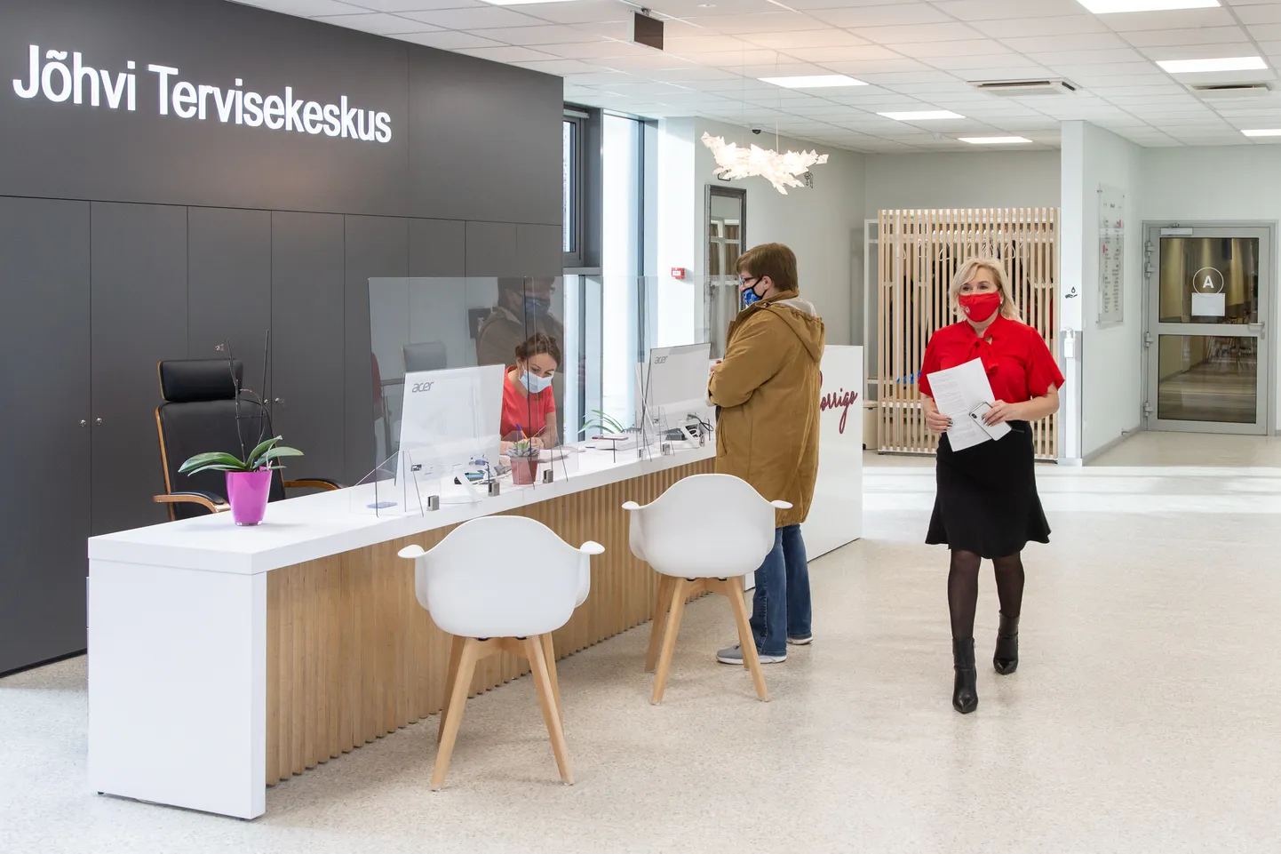 Ida-Virumaa omavalitsuste liidu esimees Eve East sai AstraZeneca vaktsiinisüsti reede hommikul Jõhvis tervisekeskuses Corrigo. Üldine vaktsineerimisaktiivsus jäi Ida-Virumaal aga väga madalaks.
