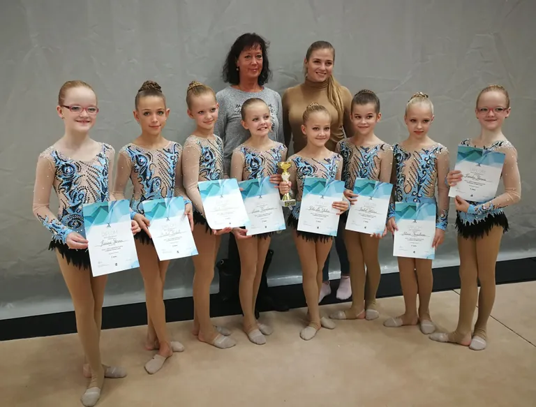Pärnu võimlemisklubi rühm Briiz tuli Eesti karikavõistlustel mini-A tugevamas grupis esikohale.