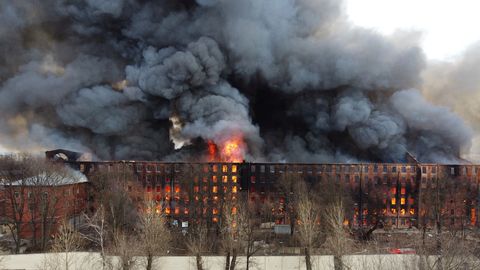 В Санкт-Петербурге огонь охватил завод 