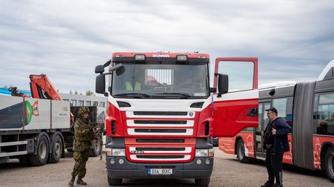 В Эстонии военные впервые тренировались изымать гражданские автомобили для нужд армии