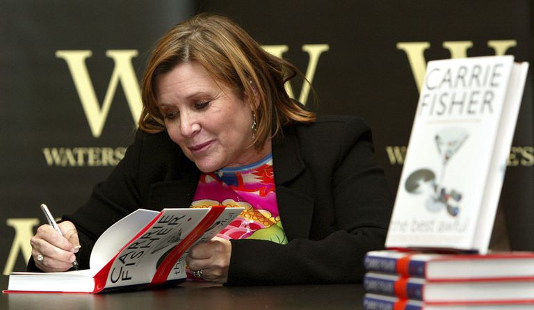 Carrie Fisher andmas 2004. aastal autogrammi raamatusse «The Best Awful»