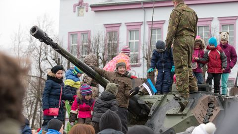 «Это наша земля»: нынешний и бывший мэр о параде в Нарве после проблем на границе