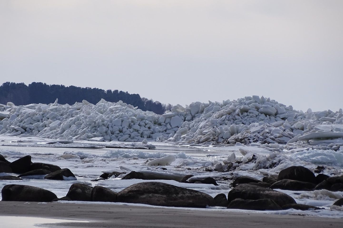 Rüsi kohtab rannikul kevaditi, kui veekogu kattev jää tuule abil kuhjub.