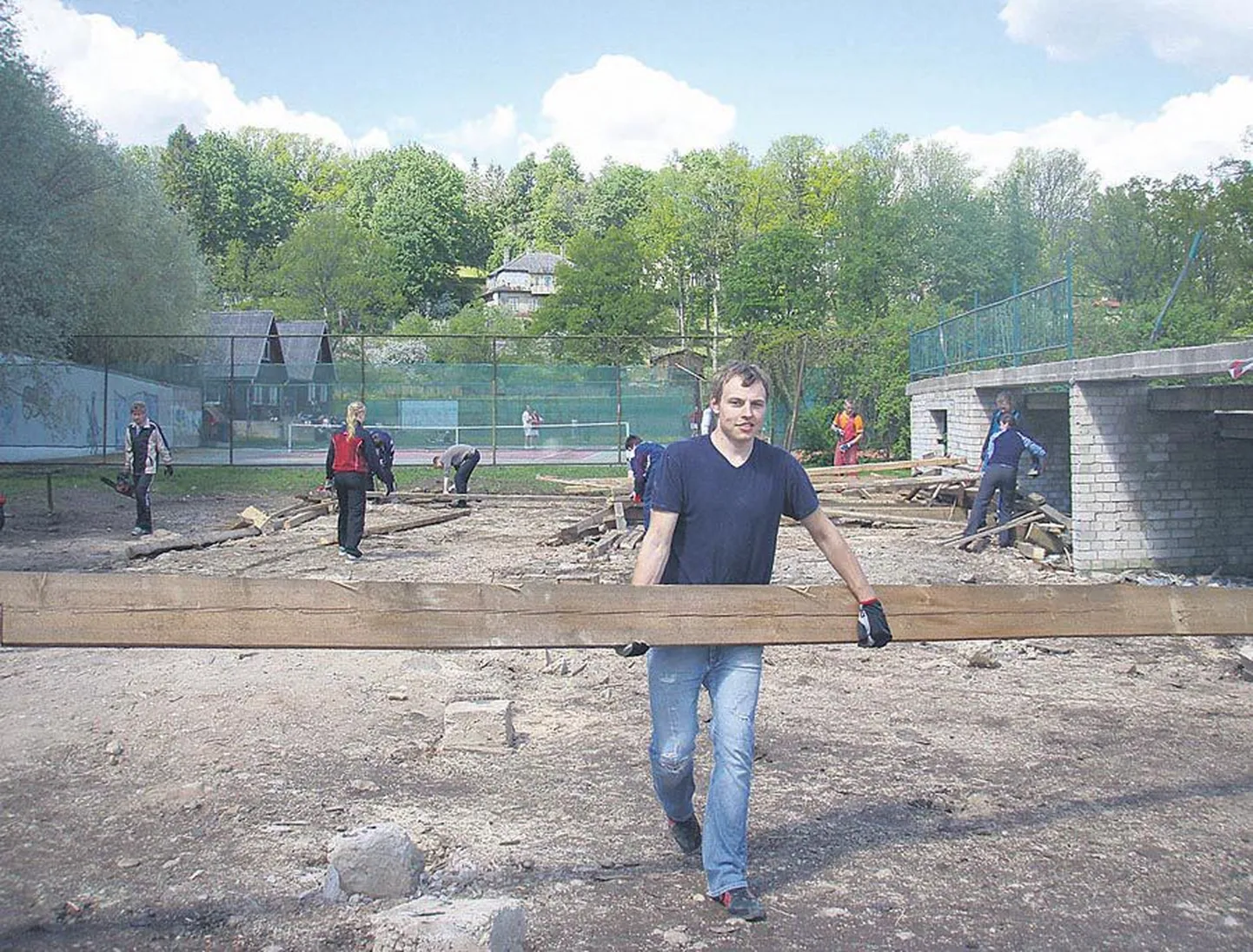 Mais lammutasid Viljandi sõudjad vana ellingu maha ning nüüd on linnajuhtidel tekkinud plaan ehitada tühjale platsile sportlastele lihtne ja odav hotell. Fotol on lammutamisega ametis sõudja Kaur Kuslap.
