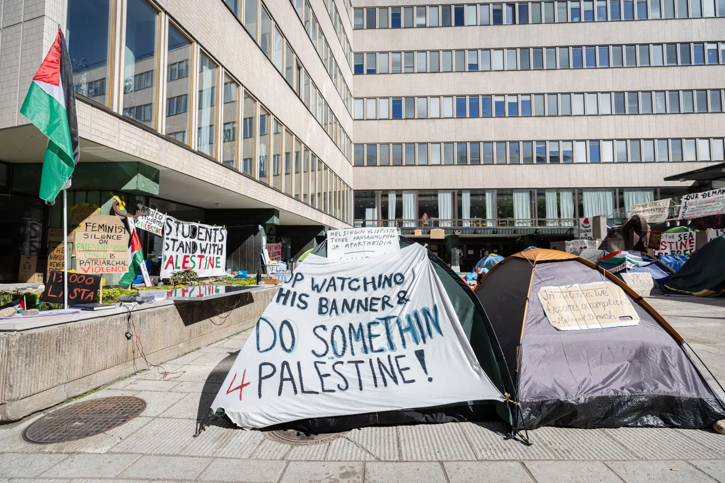 Iisraeli-vastane meeleavaldus Helsingi ülikooli ees.
