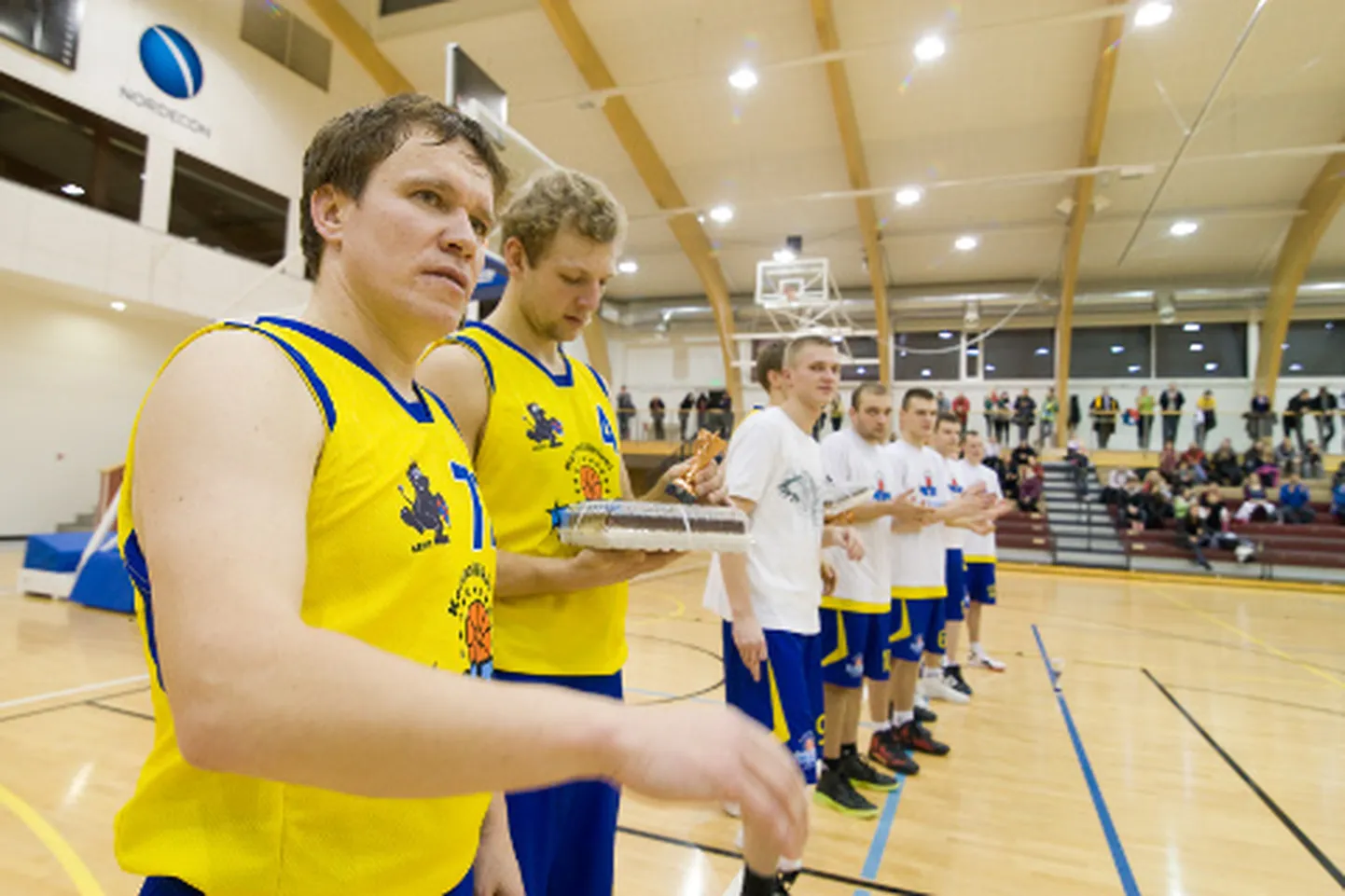 Hito meeskonnakaaslased tegid kõik, et Toomas Nõmmiste (esiplaanil) lahkumismäng jääks talle meelde igati positiivsena.