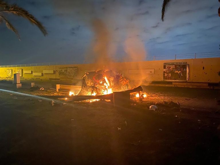 Iraagi peaminstri pressiesindaja avaldatud pilt põlevast sõidukist Bagdadi lennujaama lähedal pärast USA raketirünnakut.
