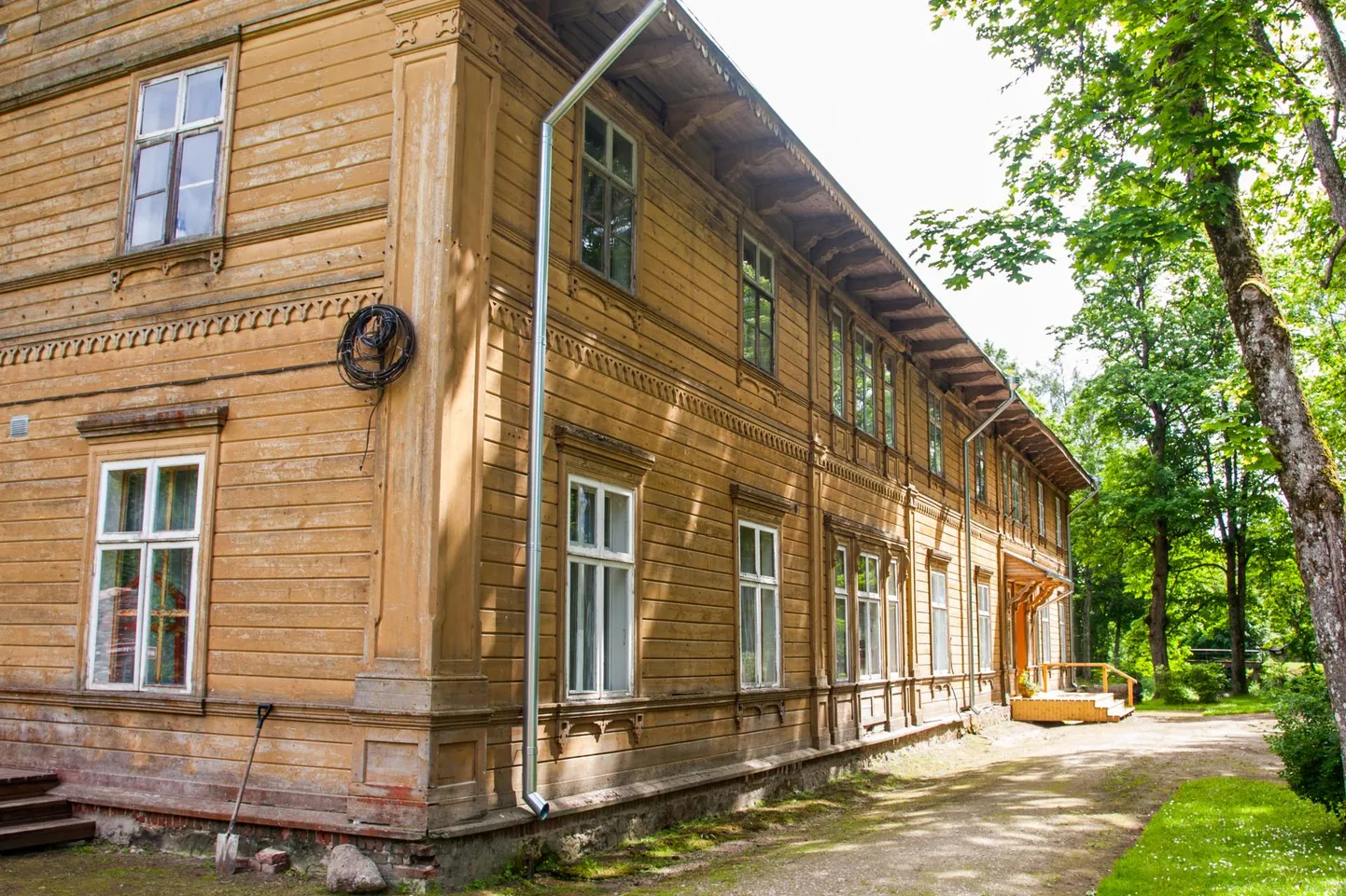 Läinud aasta kevadel sulges Põhja-Pärnumaa vald Võidula mõisahoones toimetanud rahvamaja. Seda just mõttega hoone maha müüa, sest päevi näinud häärberi kordategemine käib vallale üle jõu.