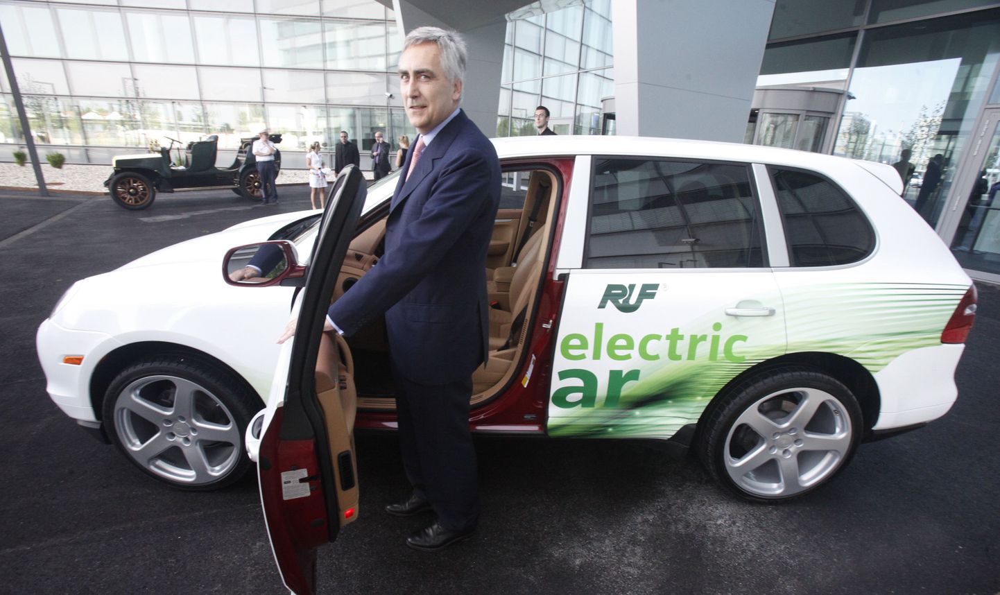 Siemensi tegevjuht Peter Löscher firma uue elektriautoga.