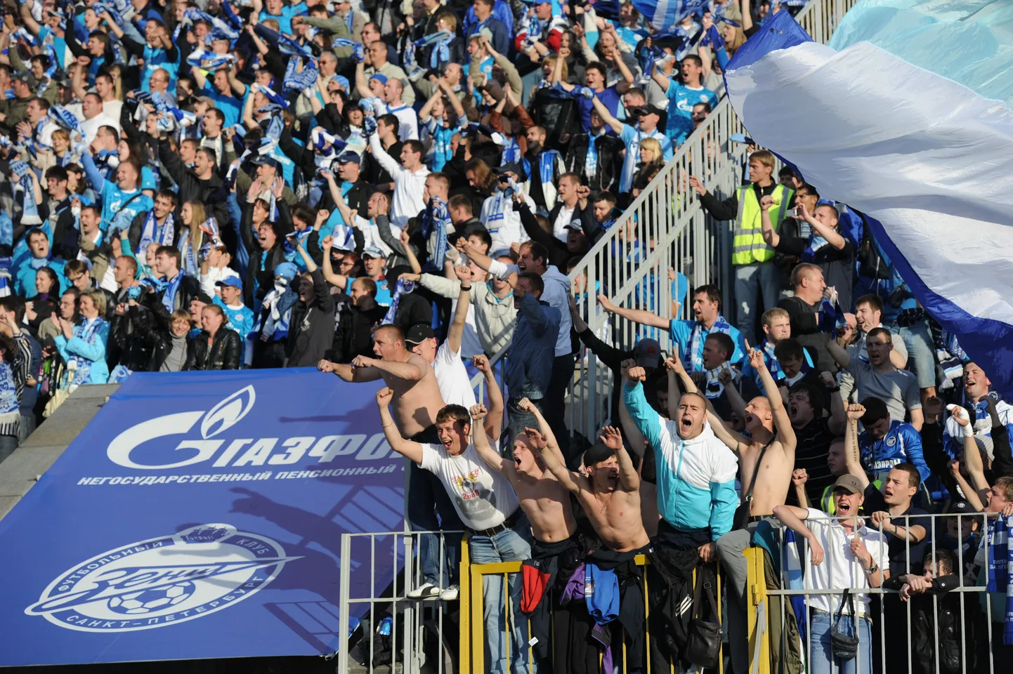 Сектор болельщиков "Зенита" на стадионе "Петровский" в Петербурге.