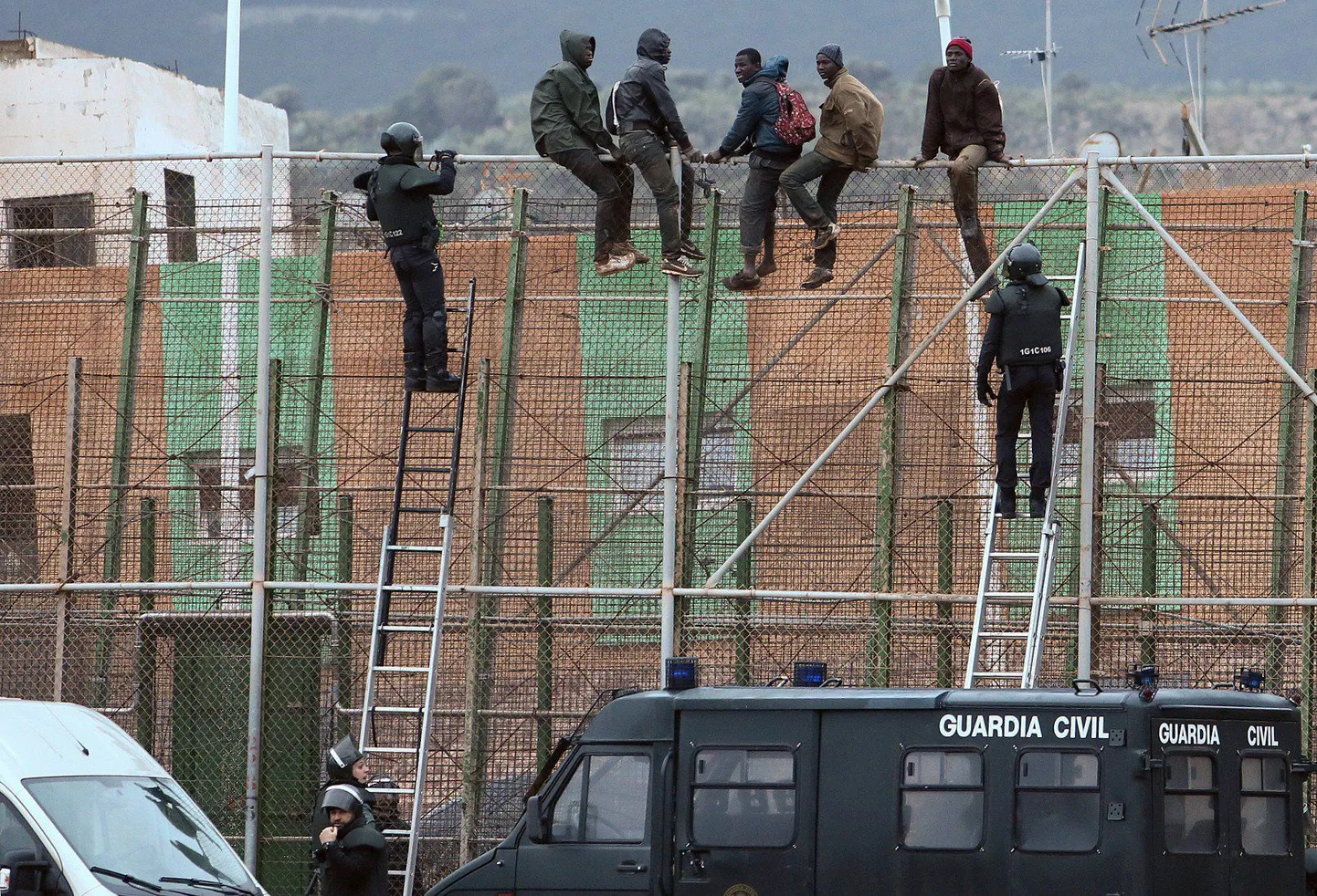Marokost pärit illegaalsed immigandid püüdsid jõuda Hispaania Põhja-Aafrika enklaavi Melillasse